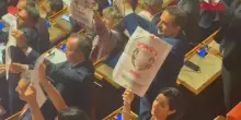 Separazione carriere, la protesta in Senato con la Costituzione capovolta