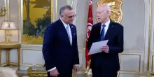 Gaza, il presidente della Tunisia mostra all'inviato di Trump foto dei bambini: "Mangiano sabbia"