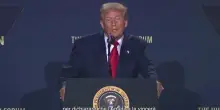 Trump: "Vinceremo la corsa all'Intelligenza artificiale. Basta con le regole stupide"