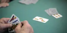 Lite per una partita a scopa: volano schiaffi, pugni e una dentiera. Centro anziani chiuso a Lesmo