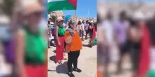 Syros, il porto si riempie di bandiere palestinesi: crociera israeliana rinuncia all’approdo