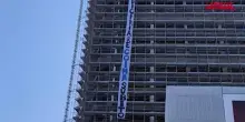 Striscione di protesta sul Pirellino di Milano: "Espropriare Coima subito"