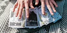 Finti maghi arrestati a Perugia, sequestrati 5 milioni di euro: ecco come raggiravano i clienti