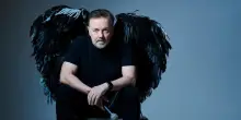 Ricky Gervais, a Milano lo show del comico più irriverente: “L’umorismo spaventa solo i ricchi”