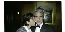 Caso Epstein, Ghislaine Maxwell ottiene l'immunità parziale: diventa testimone. I timori di Trump