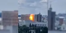 Ucraina, attacco russo a Sumy: il drone colpisce un palazzo del centro