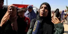 Gaza, donne in coda per il cibo a Rafah: "Ci attaccano con lacrimogeni e spray urticante"