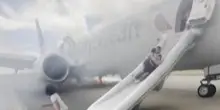 Paura a Denver, fumo dall'aereo e i passeggeri si lanciano dagli scivoli