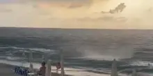 Tromba d'aria sulla spiaggia di Tropea: la paura dei bagnanti in fuga