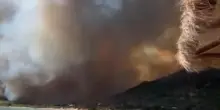 Sardegna, l’inferno arriva in spiaggia: bagnanti in fuga tra fumo e fuoco a Villasimius