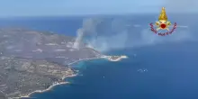 Sardegna in fiamme: le immagini aeree raccontano l’inferno di Villasimius