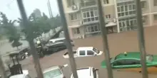 Pechino, piogge intense causano fiumi d'acqua nelle strade: le automobili trascinate via