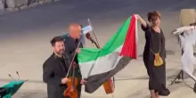 Segesta, Laura Morante e i musicisti con la bandiera della Palestina alla fine dello spettacolo