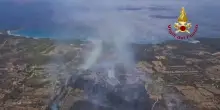 Sardegna in fiamme: le immagini dall’alto dell’incendio sulla costa di Orosei