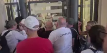 Taranto, Ex Ilva - "Assassini!": i comitati attaccano il sindaco in Comune, lui si dimette