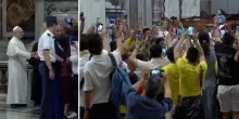 San Pietro, papa Leone saluta gli influencer ripreso da centinaia di cellulari
