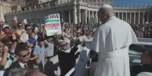 Papa Leone, da Chicago una pizza durante il bagno di folla in piazza San Pietro