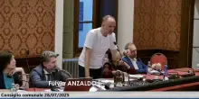 Il sindaco di Como Rapinese al consigliere anziano che esce dall'aula: "Le scappa la pipì?"