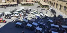 Firenze vieta tuk tuk e risciò nel centro storico: “Il turismo va governato, non subìto”