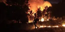 Spagna, esercito e vigili del fuoco combattono gli incendi divampati nelle regioni centrali