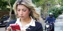 Rio de Janeiro, giornalista tv digita in strada: il furto del telefono davanti alle telecamere