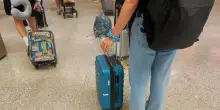 Caos regole sui liquidi in aereo, chi sbaglia paga fino a 130 euro per imbarcare il trolley in stiva