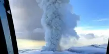 Russia, vulcano si risveglia dopo 600 anni: l'eruzione del Krasheninnikov ripresa dall'elicottero