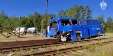 Russia: attraversa il passaggio a livello mentre arriva il treno, autobus travolto