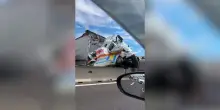 Camion invade la corsia opposta sull’A1: auto e ambulanza accartocciate tra le lamiere