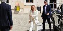 Marche, Meloni apre la campagna elettorale: il viaggio in elicottero con Tajani e i dolci di Saied