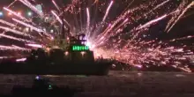 Giappone, paura al festival pirotecnico di Yokohama: i fuochi fuori controllo bruciano le chiatte