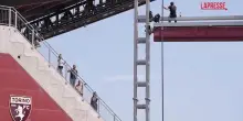 Torino: uomo si arrampica su Stadio Filadelfia e minaccia il suicidio