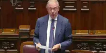 Urso inciampa sull’inglese alla Camera: parla di “fattorie italiane” al posto di “fabbriche”