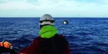 Migranti si tuffano per raggiungere una barca, tre dispersi