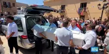 I funerali di Simona Cinà, un lungo applauso accoglie la bara della pallavolista ventenne a Capaci