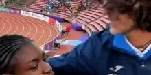 Kelly Doualla, gioia dopo l'oro europeo: l'abbraccio con l'allenatore Monti e con gli altri atleti