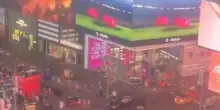 New York, sparatoria a Times Square: folla in fuga, tre feriti. Arrestato un 17enne