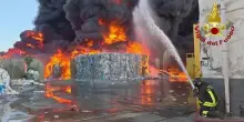 Incendio nella zona industriale di Catania, bruciano rifiuti e materiali di scarto