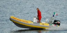 Si tuffa e finisce tra le eliche del gommone: giovane muore a Mondello