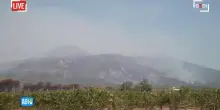 Incendio Vesuvio, le operazioni per arginare il fronte delle fiamme - La diretta