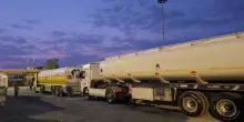Camion con carburante e aiuti umanitari in partenza da Rafah per Gaza