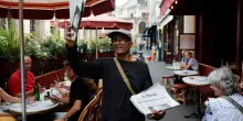L’ultimo strillone di Parigi verrà premiato dal “vecchio cliente” Emmanuel Macron