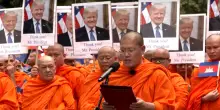 Cambogia, migliaia di monaci buddisti marciano a favore della pace con la Thailandia: "Grazie Trump"