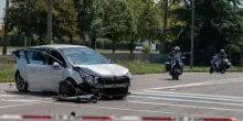 Donna investita e uccisa da un pirata della strada a Milano. Quattro persone sono fuggite a piedi