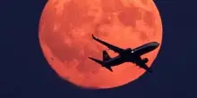 Bergamo, Boeing e Airbus solcano il cielo davanti alla luna: la magia nello scatto di Valerio Minato