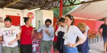 Selfie, abbracci e autografi: Elly Schlein alla festa dell'unità di Villadossola