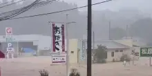 Giappone, piogge torrenziali e inondazioni nel Sud-ovest: le strade si trasformano in fiumi
