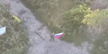 Soldati russi sventolano la bandiera nazionale a Yablunivka, in Ucraina