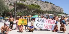 Il mare non è più di tutti: sempre meno spiagge libere, sempre più vacanze negate