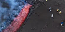 Etna, spettacolo a 3mila metri: il fiume incandescente di lava ripreso dal drone